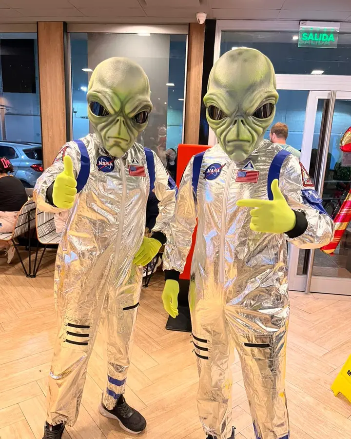 Dos aliens con traje plateado de astronauta