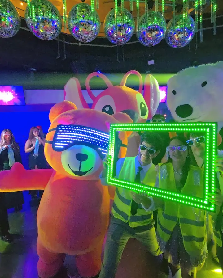 Oso gigante con lentes LED y un marco de fotos de luces