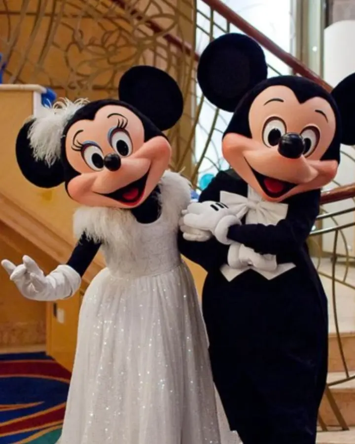 Mickey y Minnie vestidos de gala en un salón
