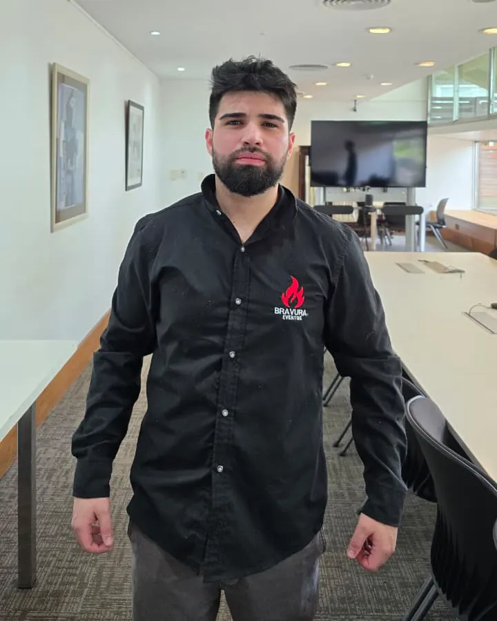 Nicolás con la camisa de Bravura Eventos