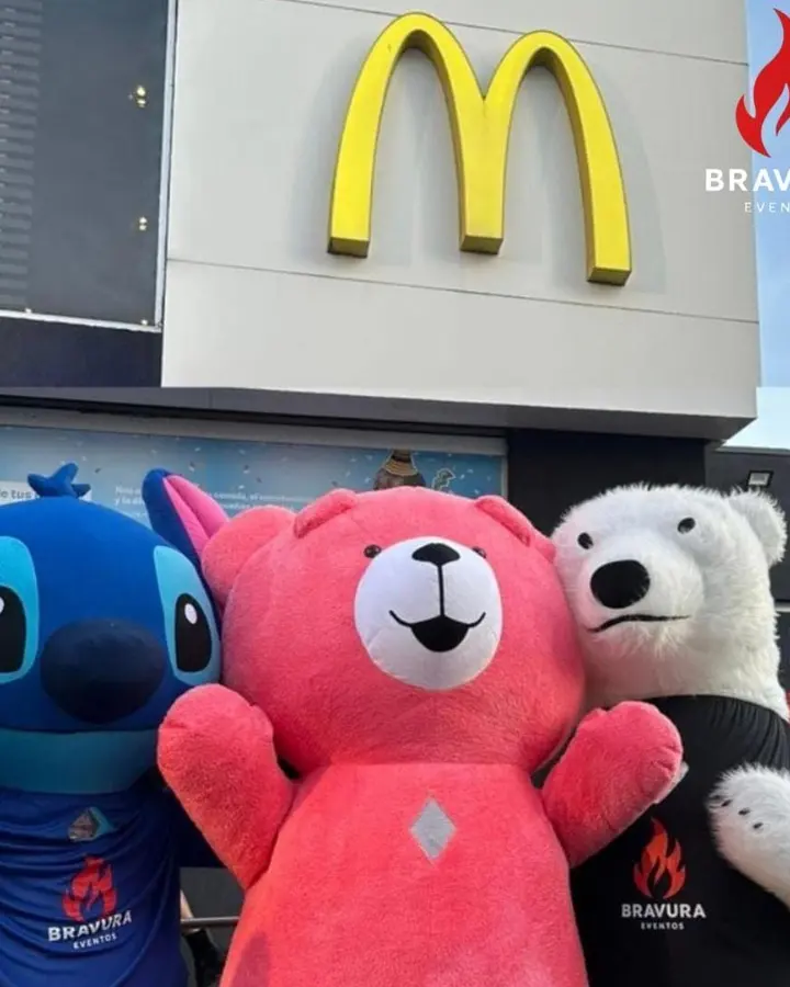 Stitch, oso rosa y oso polar gigantes en la puerta de McDonald's