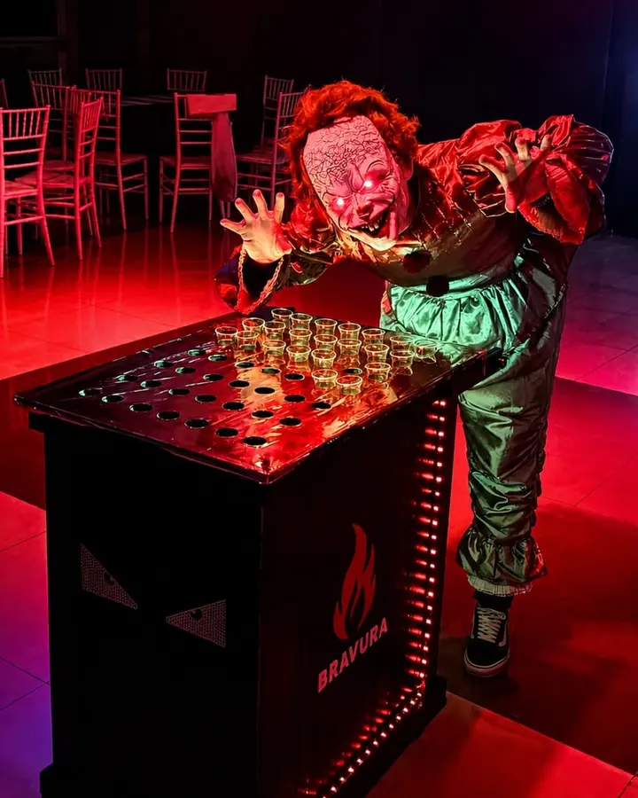 Payaso de It sirviendo tequila en el carro de Bravura