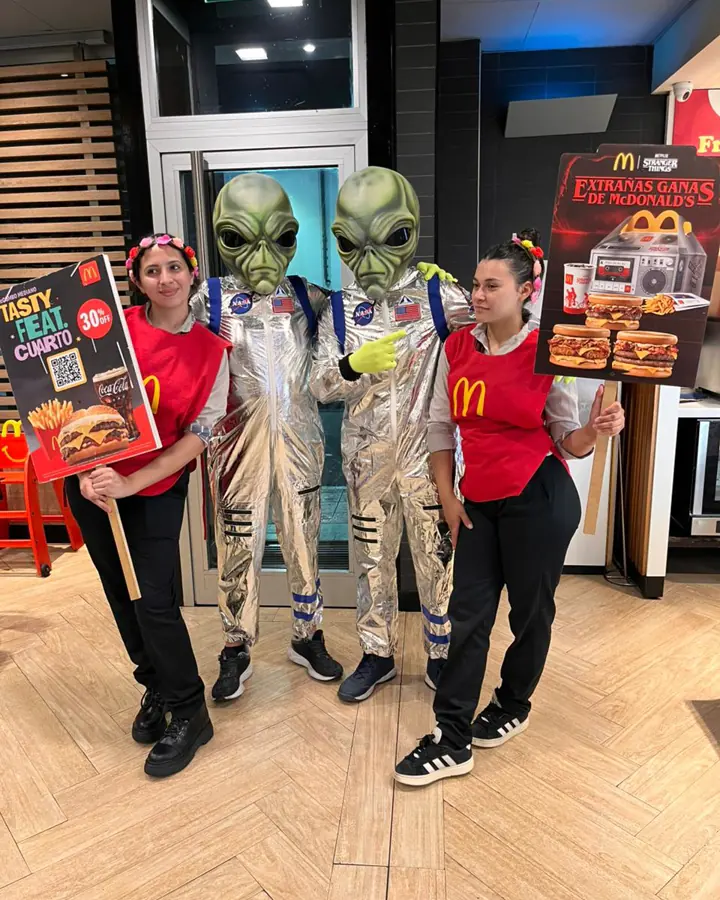 Marcianos con el equipo de McDonald's