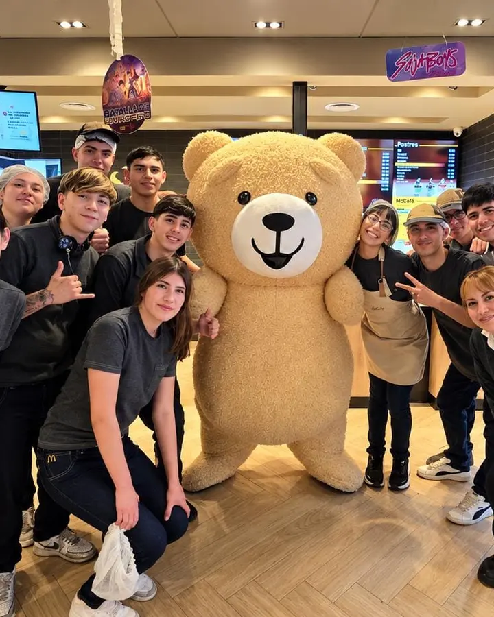 Oso gigante con el equipo de McDonald's