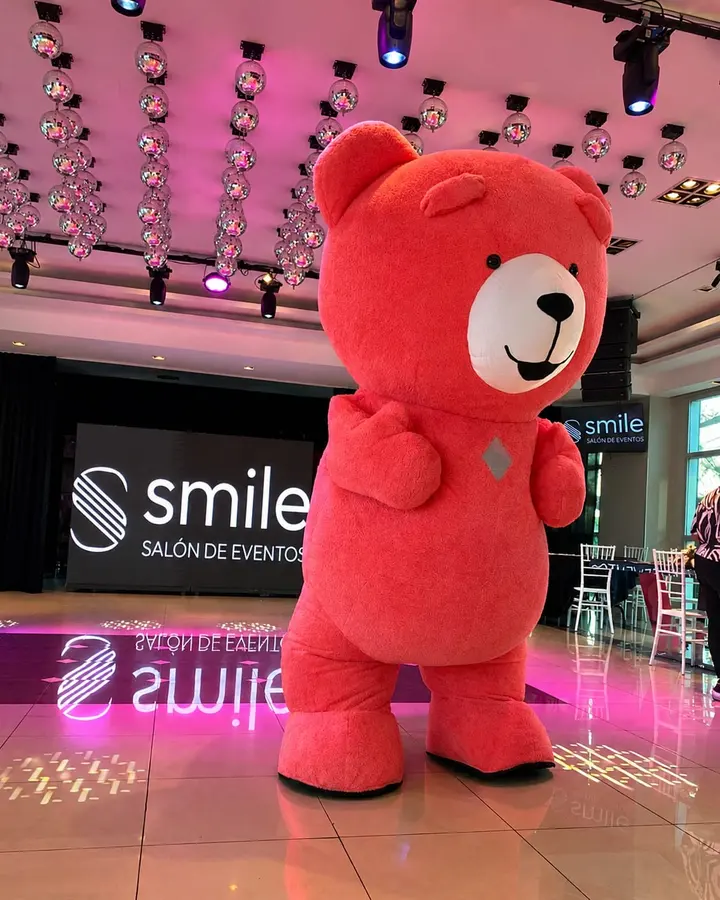 Oso rojo gigante en el salón Smile