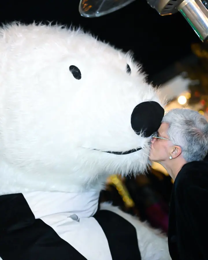 Oso polar gigante saludando a una invitada